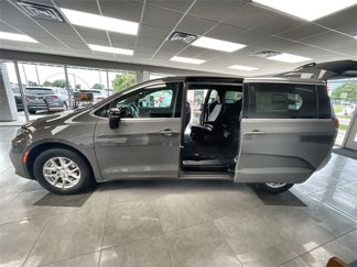 New 2025 Chrysler Pacifica Select image 1