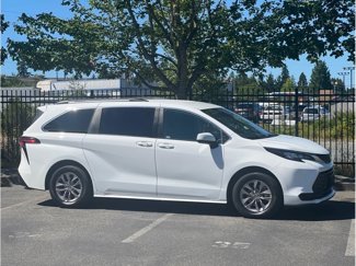 Used 2021 Toyota Sienna LE image 1
