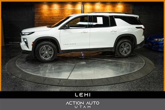 Used 2025 Chevrolet Traverse LT image 1