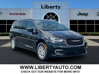 New 2025 Chrysler Pacifica Select image 1