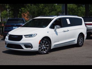 Used 2024 Chrysler Pacifica Pinnacle image 1
