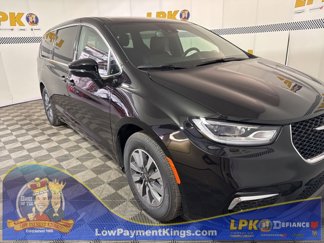 New 2025 Chrysler Pacifica Select image 1
