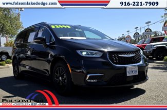 Certified 2022 Chrysler Pacifica Touring-L image 1