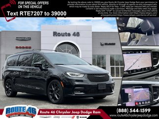 Used 2021 Chrysler Pacifica Limited w/ Uconnect Theater Family Group image 1