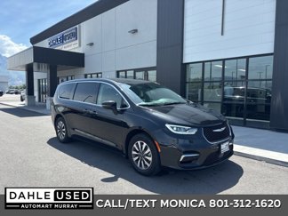 Used 2023 Chrysler Pacifica Touring-L image 1
