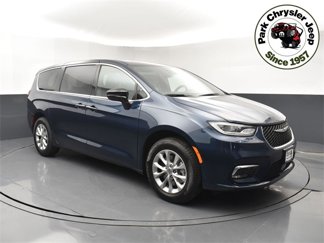 New 2025 Chrysler Pacifica Select image 1