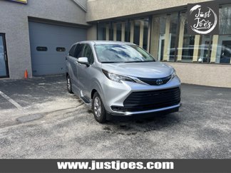 Used 2022 Toyota Sienna LE image 1