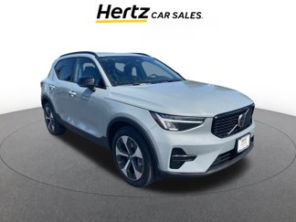 Used 2024 Volvo XC40 B5 Core image 1