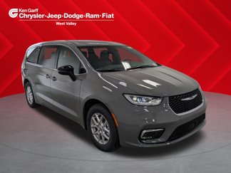 New 2025 Chrysler Pacifica Select image 1