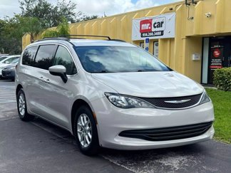 Used 2017 Chrysler Pacifica Touring image 1