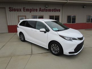 Used 2023 Toyota Sienna LE image 1