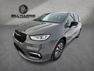 New 2025 Chrysler Pacifica Select w/ Uconnect Theater Family Group image 1