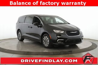 Used 2025 Chrysler Pacifica Select image 1