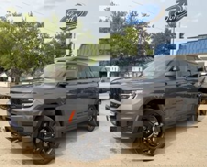 Used 2024 Jeep Grand Cherokee L Laredo image 1