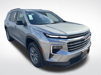 Used 2025 Chevrolet Traverse LT image 1