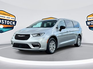 Used 2026 Chrysler Pacifica Select image 1