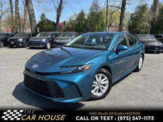 Used 2025 Toyota Camry SE image 1
