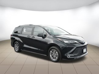 Used 2024 Toyota Sienna XLE image 1