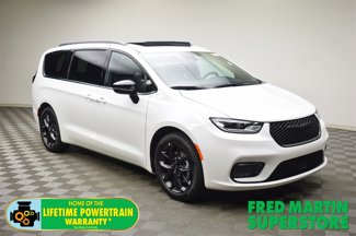 New 2024 Chrysler Pacifica Limited w/ Uconnect Theater Family Group image 1