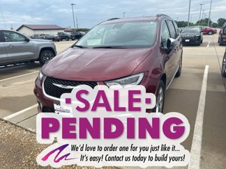 Used 2023 Chrysler Pacifica Limited w/ Uconnect Theater Family Group image 1