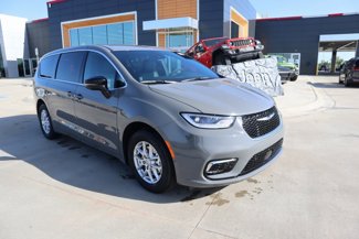 New 2025 Chrysler Pacifica Select image 1