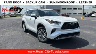 New 2025 Toyota Highlander Platinum image 1