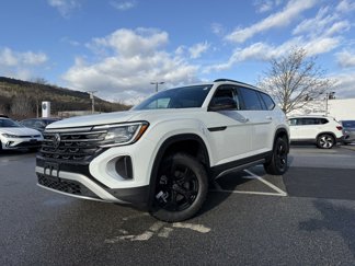 New 2025 Volkswagen Atlas Peak Edition SE image 1