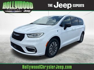 New 2025 Chrysler Pacifica Select image 1