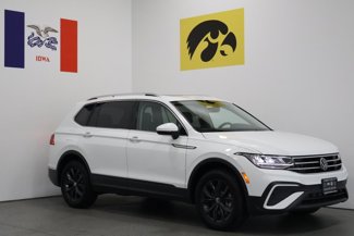 Used 2024 Volkswagen Tiguan SE w/ Panoramic Sunroof Package image 1