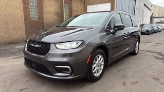 Used 2022 Chrysler Pacifica Touring-L image 1
