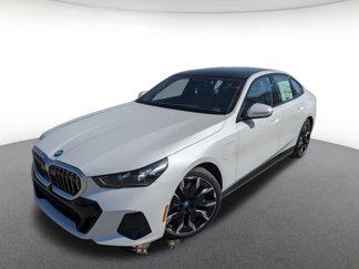New 2025 BMW 550e xDrive w/ Premium Package image 1