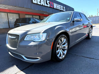 Used 2019 Chrysler 300 Touring w/ Chrome Appearance Package image 1