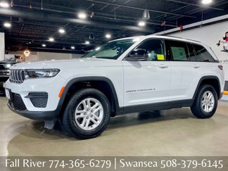 Used 2023 Jeep Grand Cherokee Laredo image 1