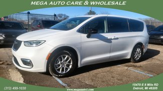 Used 2024 Chrysler Pacifica Touring-L image 1