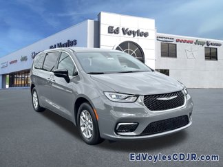 New 2025 Chrysler Pacifica Select image 1