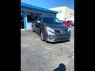 Used 2018 Toyota Sienna XLE image 1