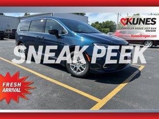 New 2025 Chrysler Pacifica Select image 1