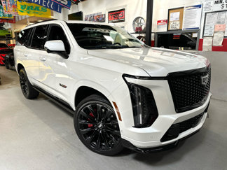 Used 2025 Cadillac Escalade V w/ LPO, ONYX Package image 1