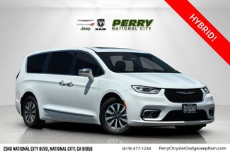 Used 2022 Chrysler Pacifica Limited image 1