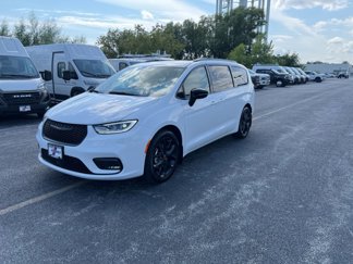 New 2026 Chrysler Pacifica Limited w/ S Appearance Package image 1