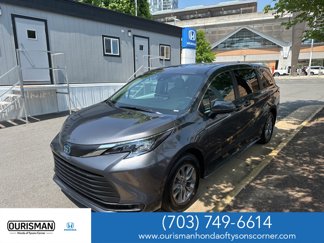 Used 2025 Toyota Sienna LE image 1