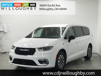 New 2025 Chrysler Pacifica Select image 1