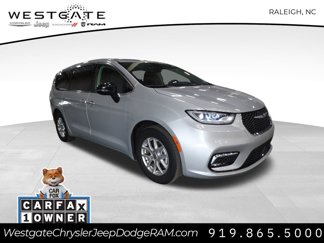 Used 2024 Chrysler Pacifica Touring-L image 1