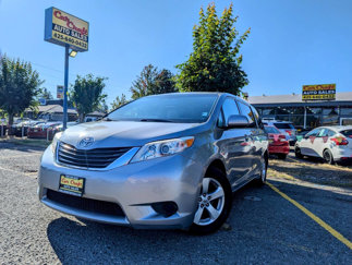 Used 2014 Toyota Sienna LE image 1