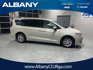 Used 2017 Chrysler Pacifica LX image 1