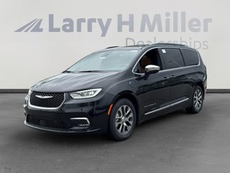 New 2025 Chrysler Pacifica Pinnacle image 1