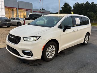Used 2025 Chrysler Pacifica Select image 1