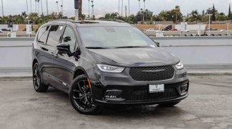 New 2026 Chrysler Pacifica Limited w/ Uconnect Theater Family Group image 1