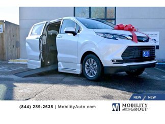 New 2024 Toyota Sienna XLE image 1