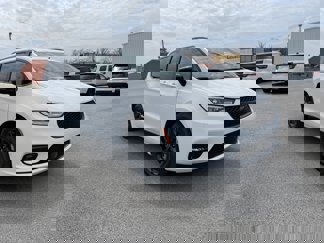 New 2025 Chrysler Pacifica Limited w/ Trailer Tow Group image 1